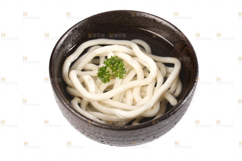 碗里泡着日式乌冬面