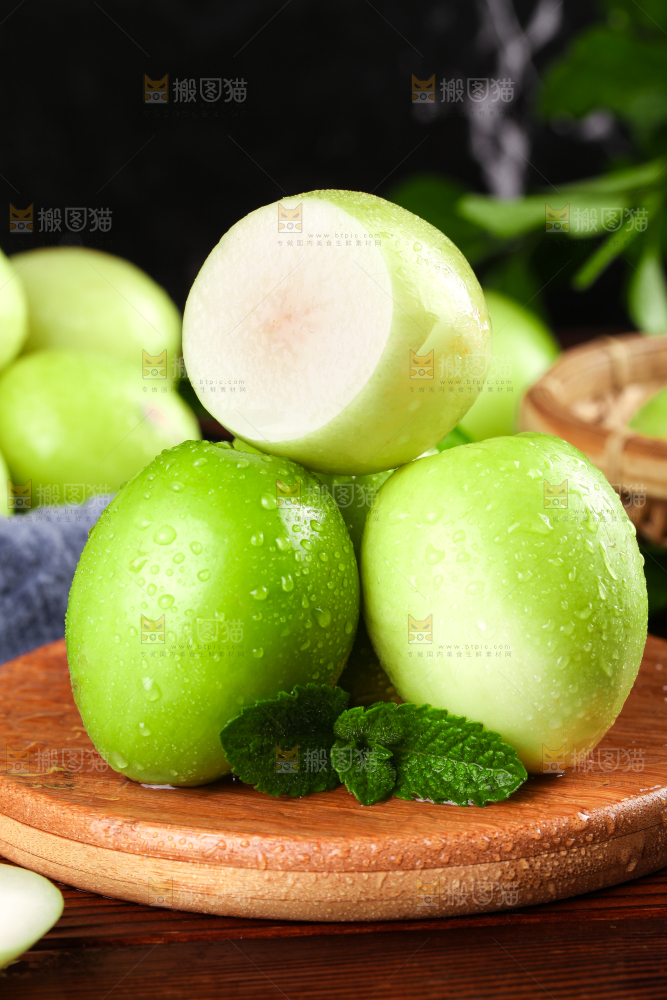 木板上放着新鲜牛奶枣