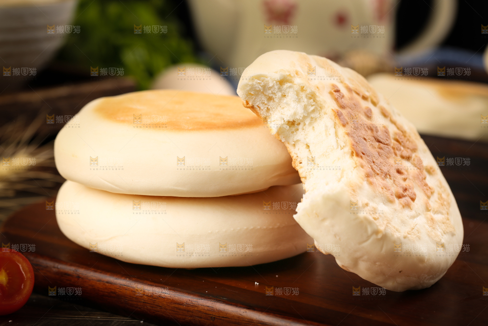 盘子里装着奶香饼