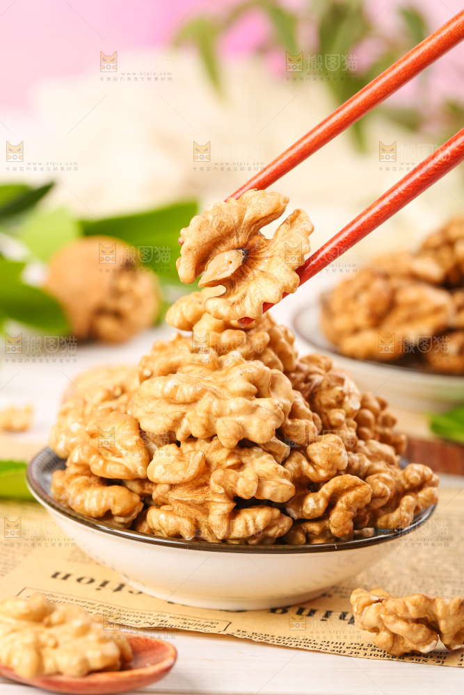 筷子夹着核桃仁