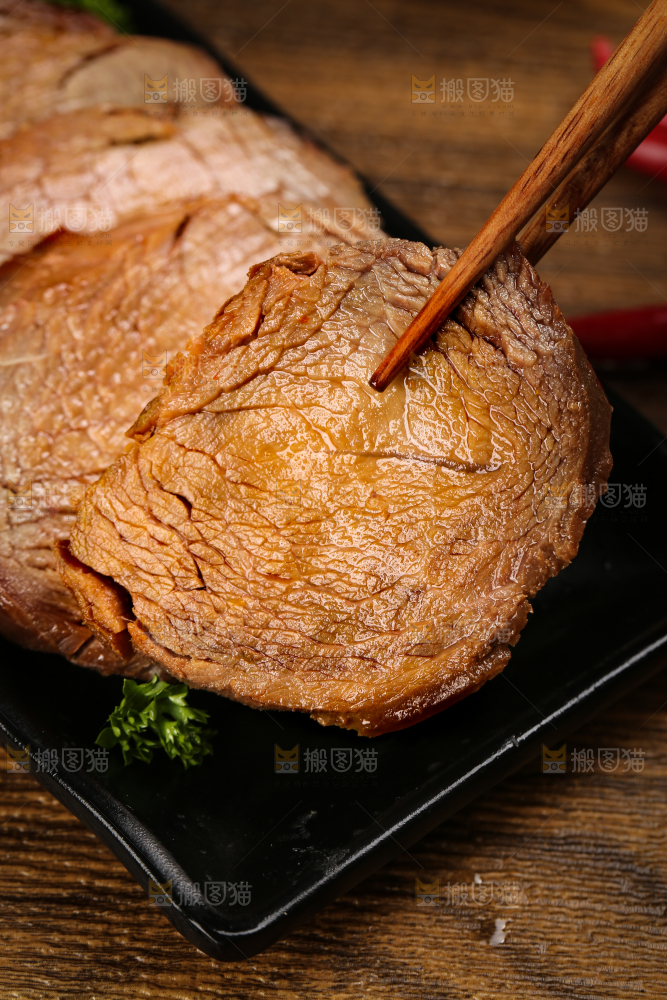 盘子里装着五香牛肉