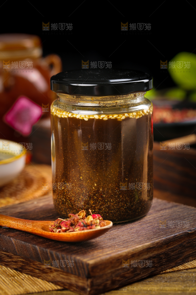 盘子里的麻花椒酱