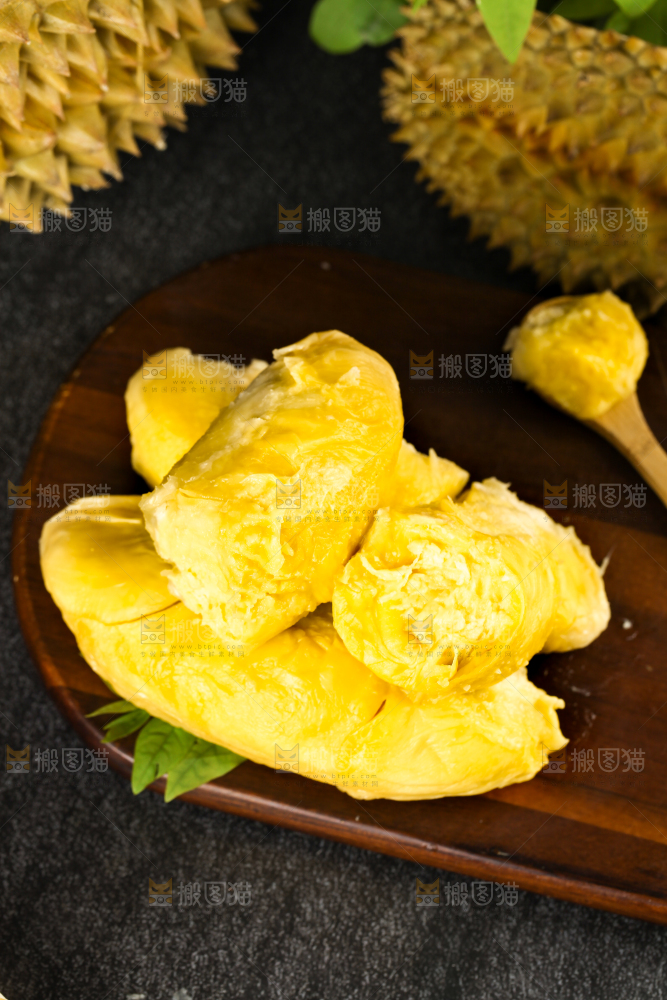 木板上的泰国甲仑榴莲