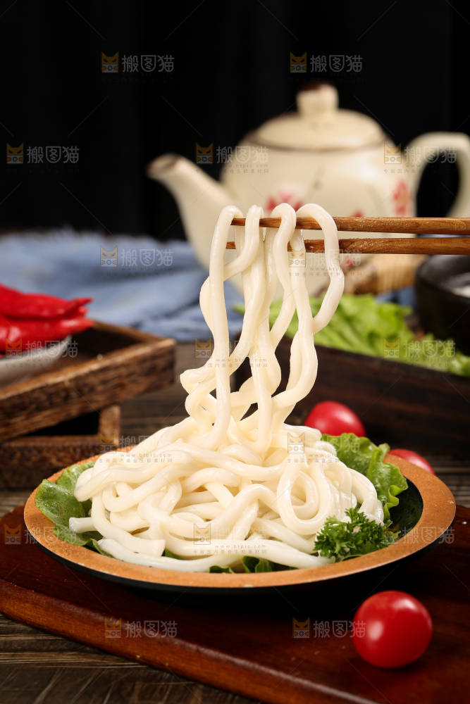 碗里装着乌冬面