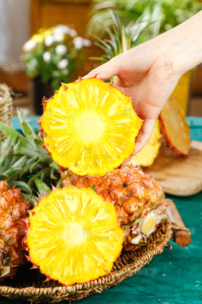 手里拿着新鲜凤梨