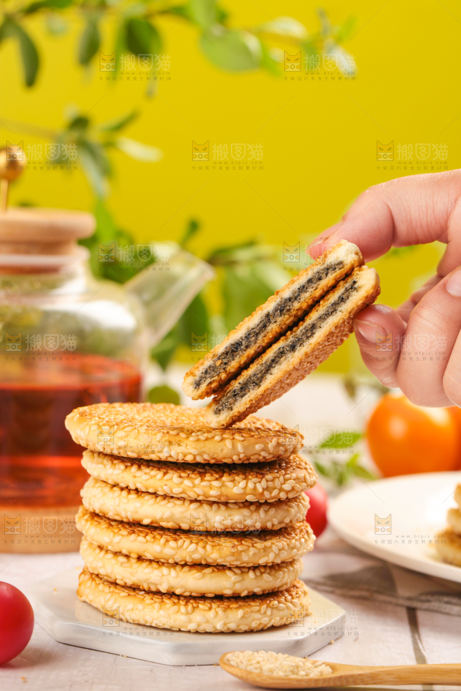 手里拿着手工芝麻饼