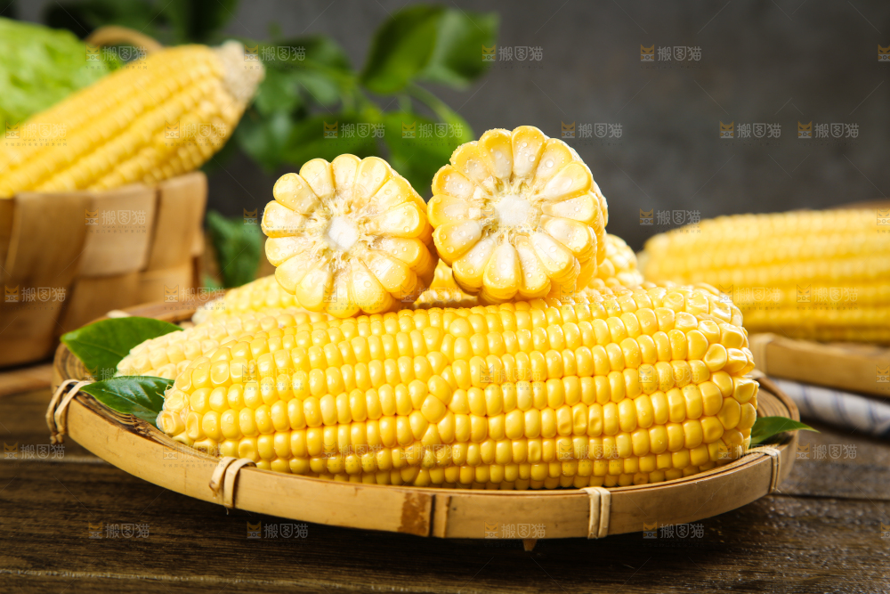 篮子里装着甜玉米