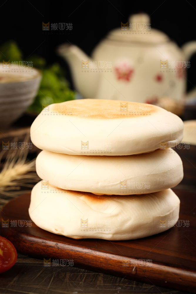 盘子里装着奶香饼
