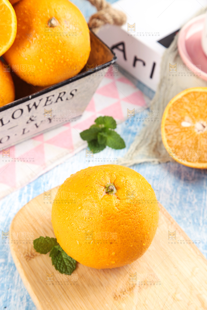 木板上摆放着黄心肉蜜柚