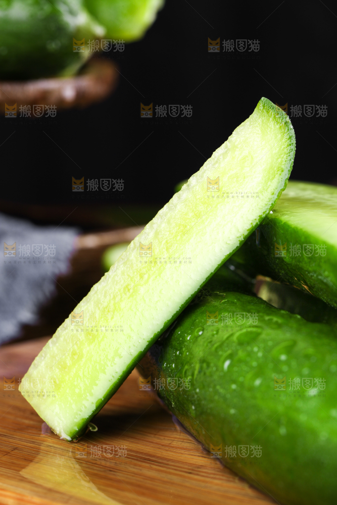 木板上放着水果小黄瓜