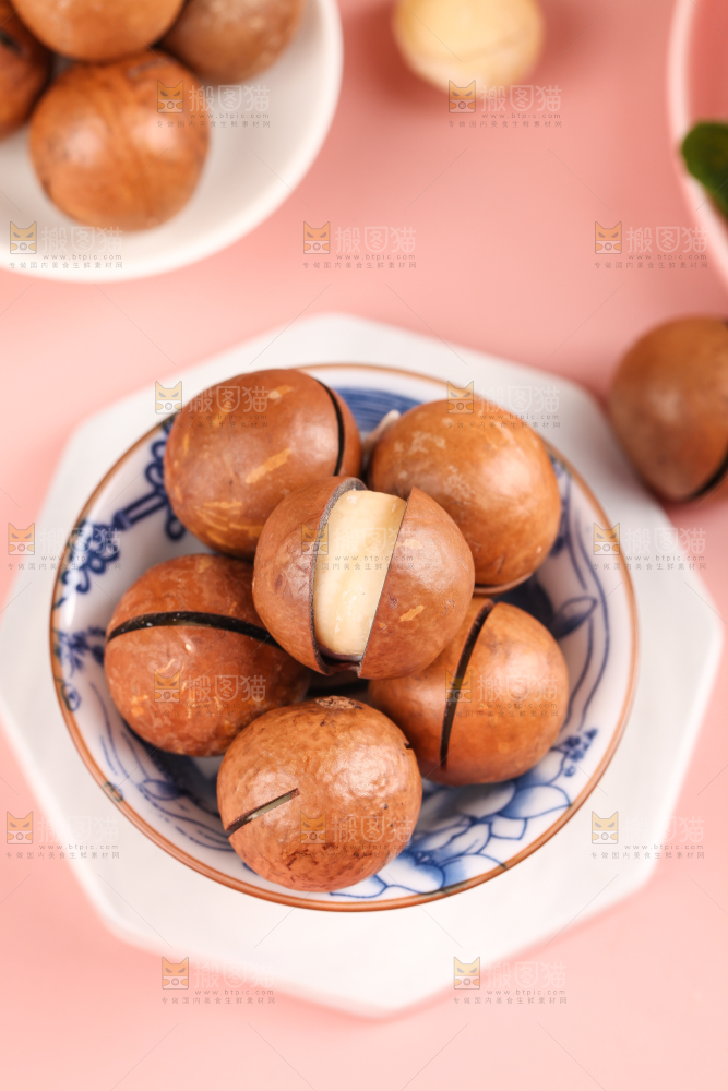 一碗奶香味夏威夷果放在石板上