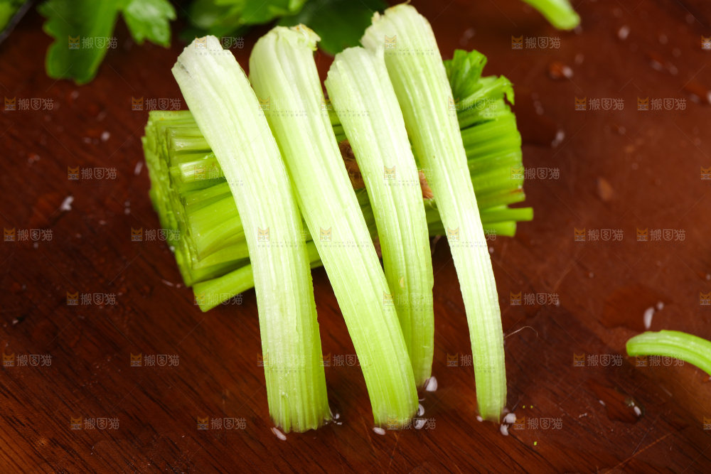 深底上的青岛新鲜芹菜