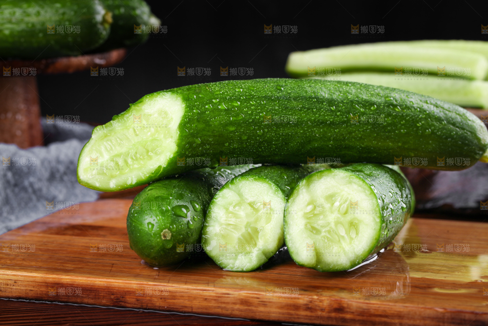 木板上放着水果小黄瓜