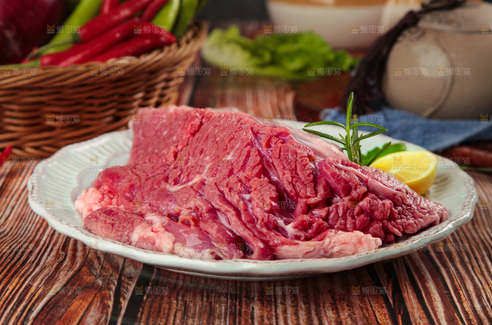 盘子里装着牛腿肉