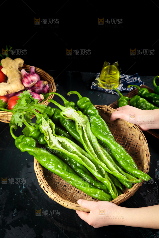 手里拿着新鲜螺丝椒