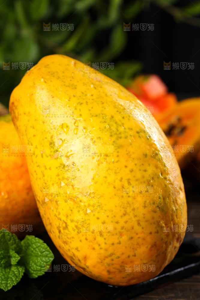 黑石板上放着雷州红心木瓜