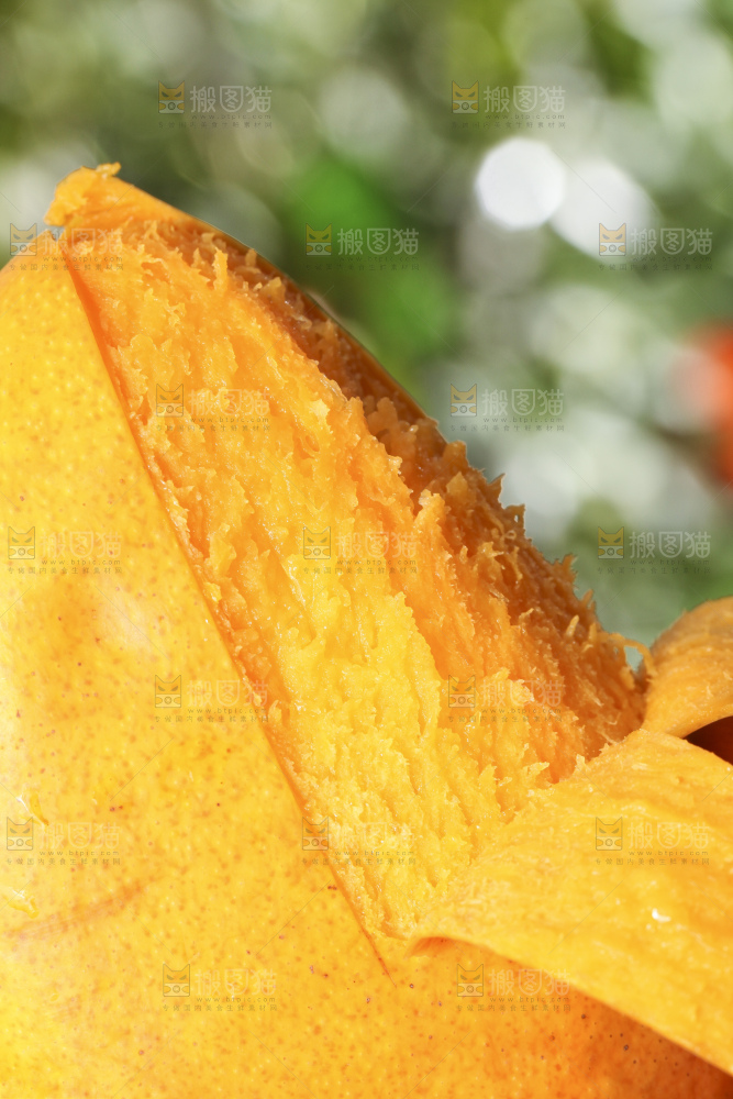 浅底上放着剥皮的新鲜小台芒
