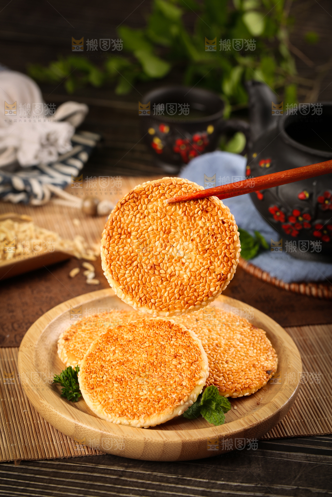 盘子里装着小饼子