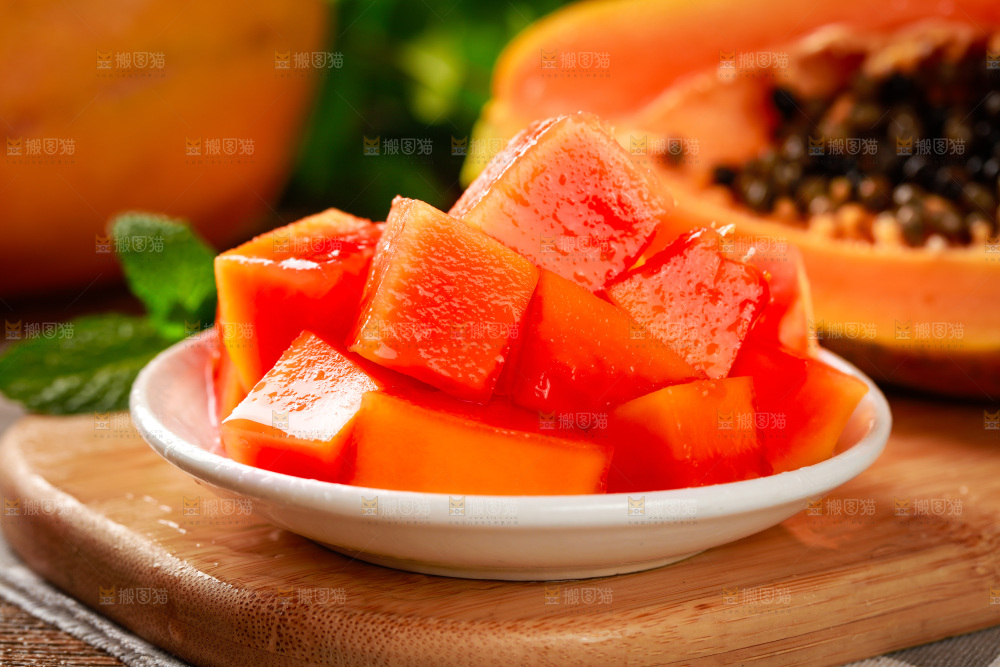 木板上的雷州红心木瓜