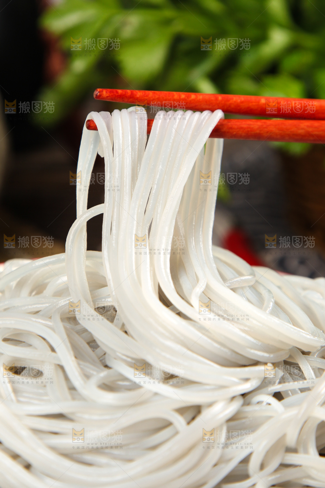 筷子夹着红薯粉