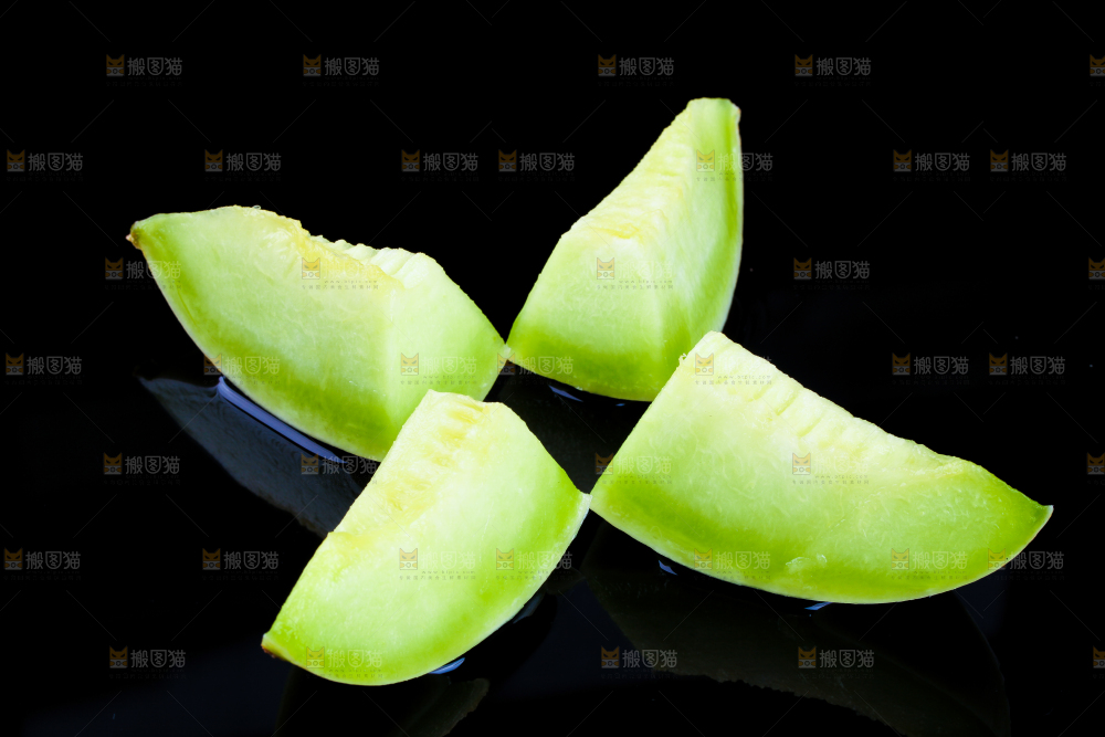 切开的新鲜玉菇甜瓜放在黑底上