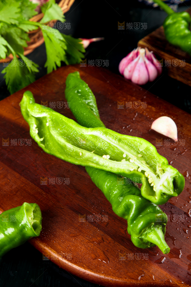 木板上放着青螺丝椒