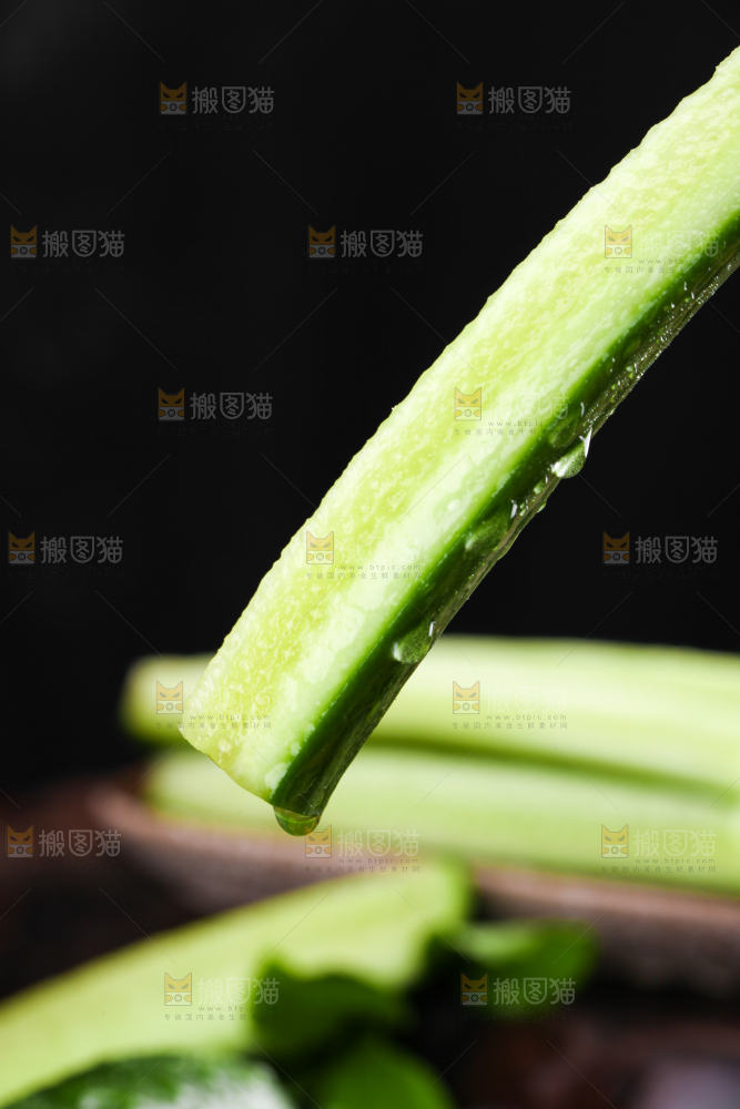 木板上放着水果小黄瓜