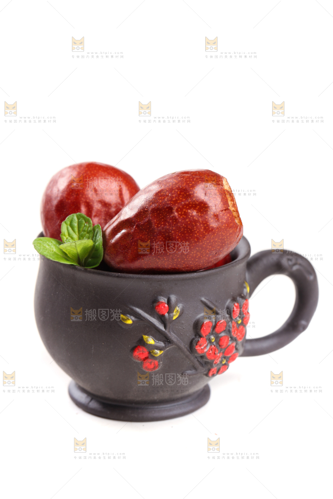 白底上放着一杯红枣