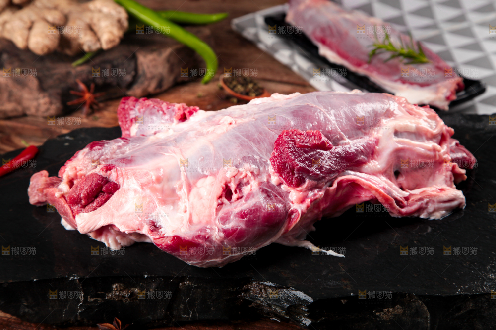 黑石板上的草原散养牛腿肉