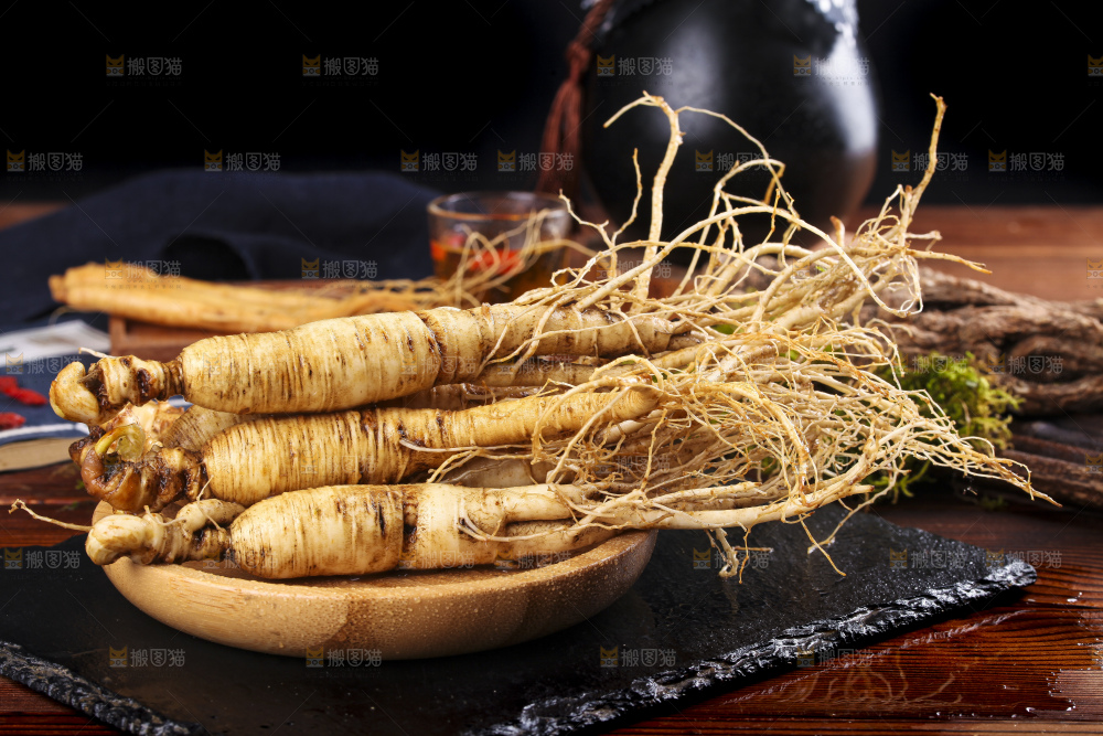 一碟人参放在黑饰板上