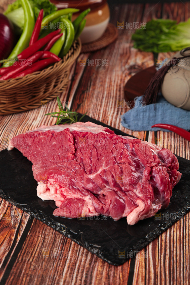 黑石板上的草原散养牛腿肉