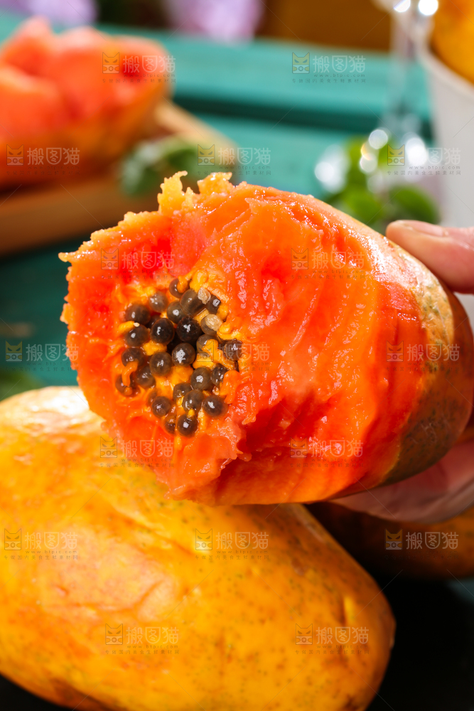 蓝底上放着红心牛奶木瓜