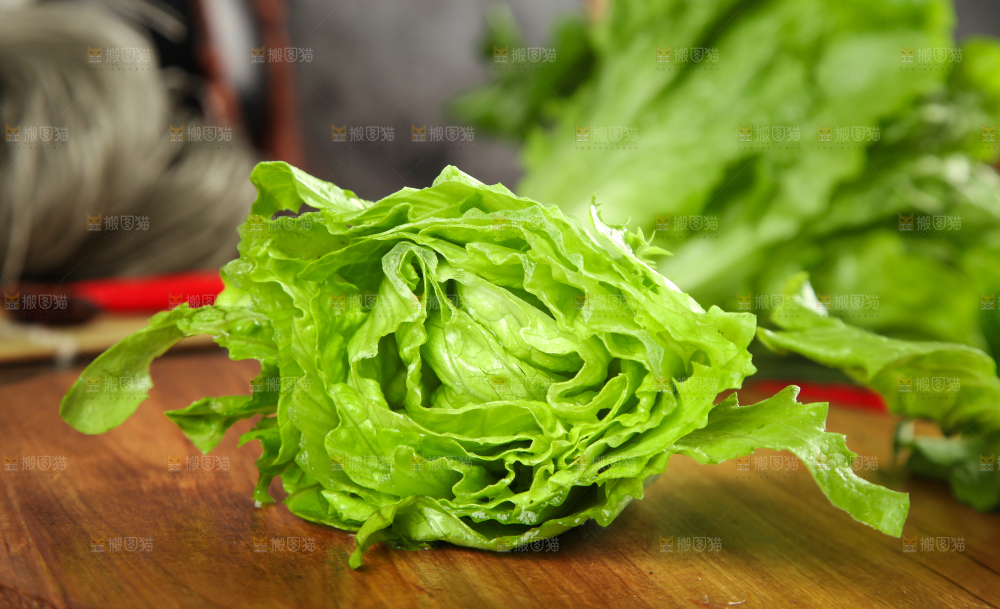 木底上的泰国玻璃生菜