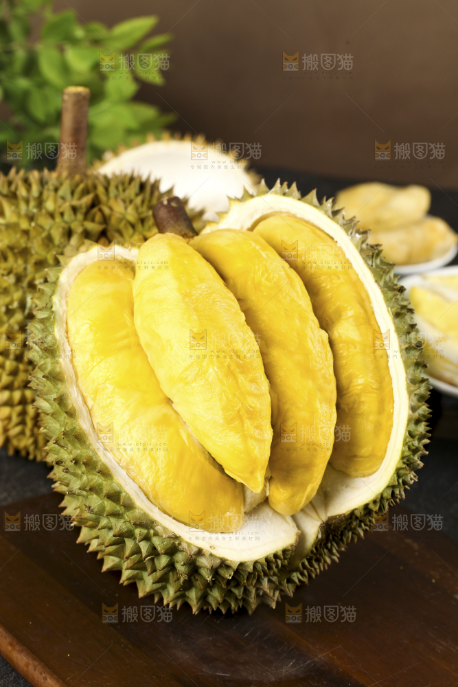 木板上的泰国甲仑榴莲