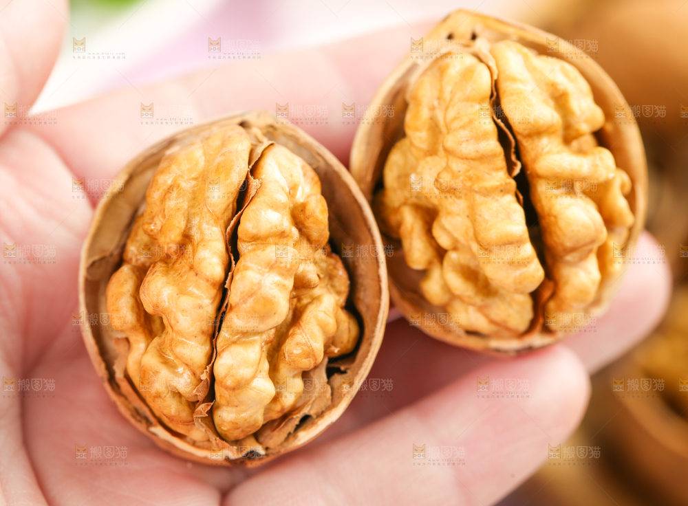 手拿剥开的新疆核桃