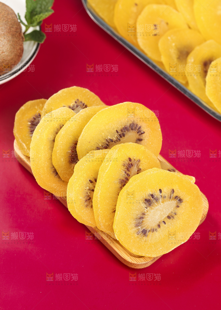 一盘奇异果干片放在浅底上