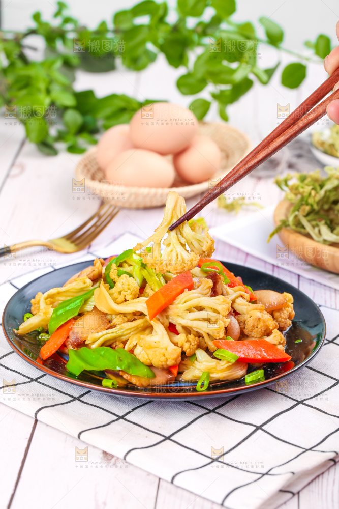 筷子夹着花菜炒肉