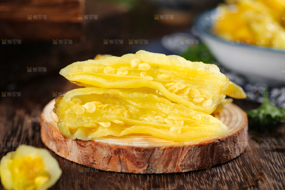 木板上放着野山椒
