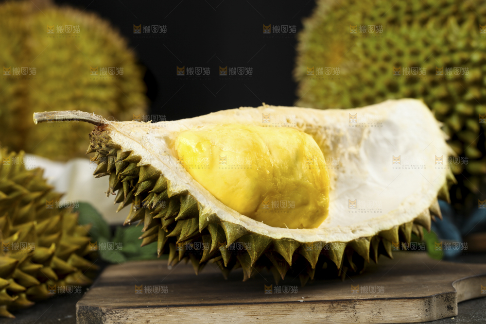 深底上的榴莲果肉