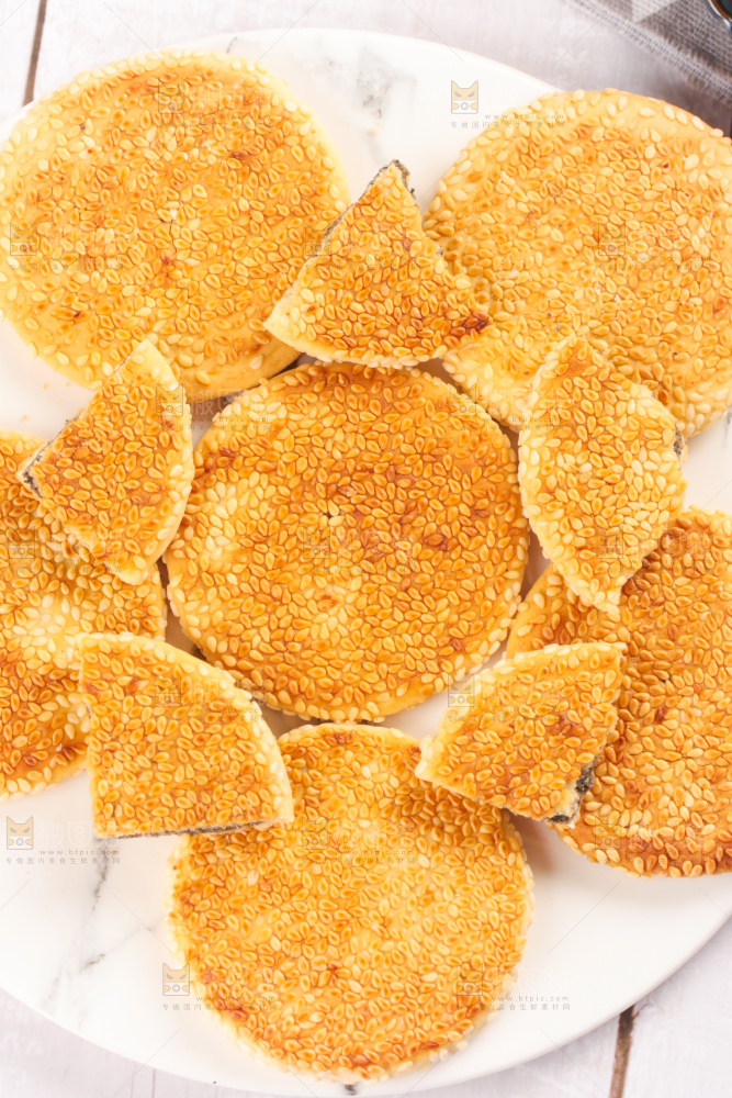 盘子里装着芝麻饼