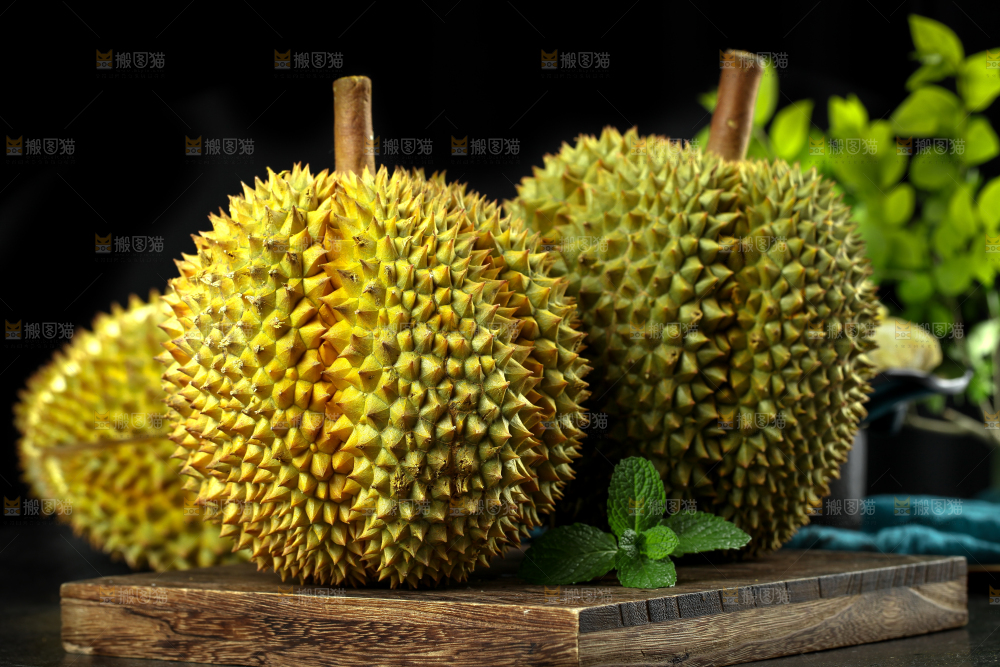 盘子里装着泰国甲仑榴莲