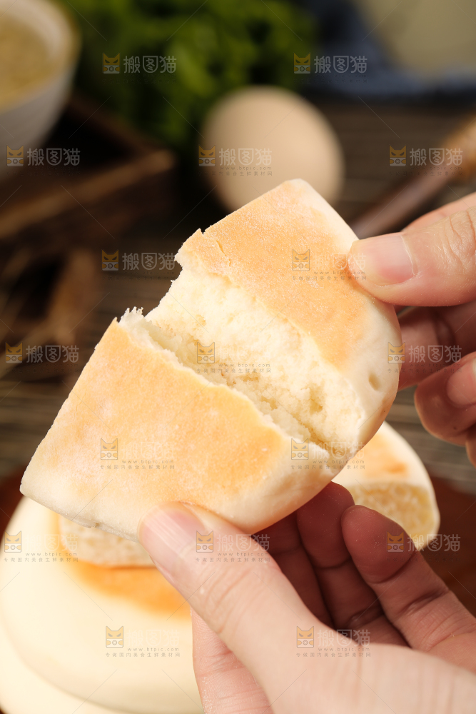 手里拿着无糖蛋奶饼