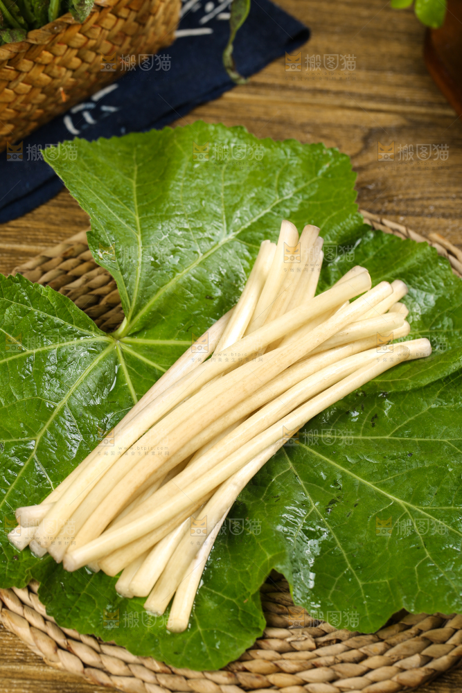 荷叶上放着洪湖藕带