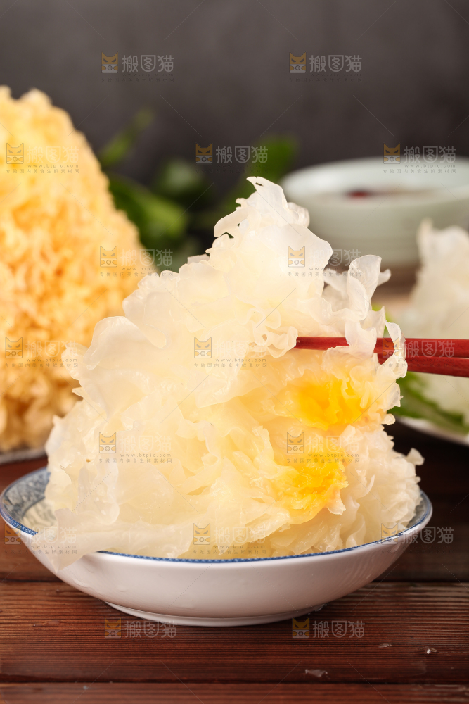 筷子夹着银耳