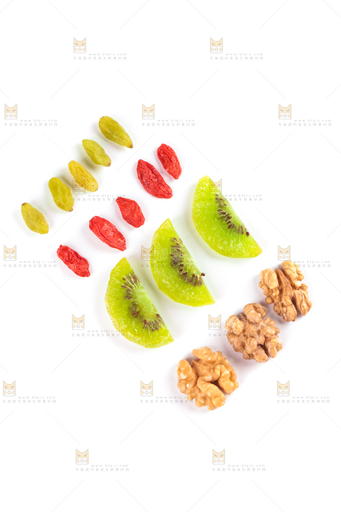 白底上放着枣夹核桃食材