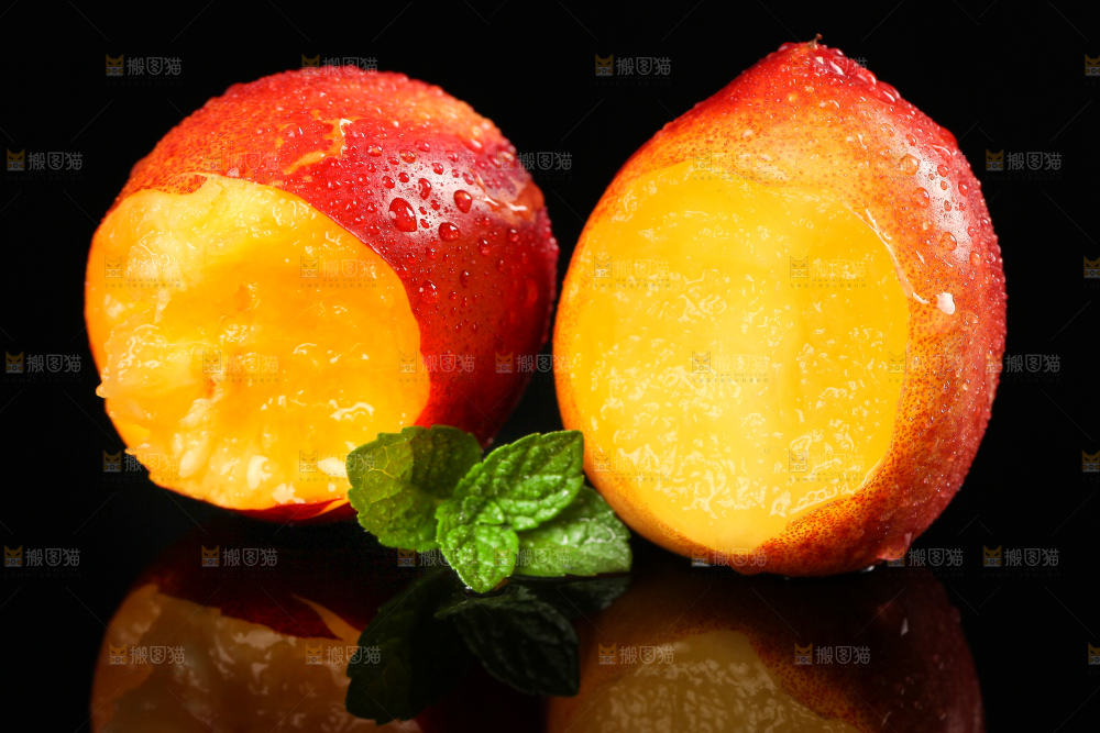 黑底上放着黄心油桃