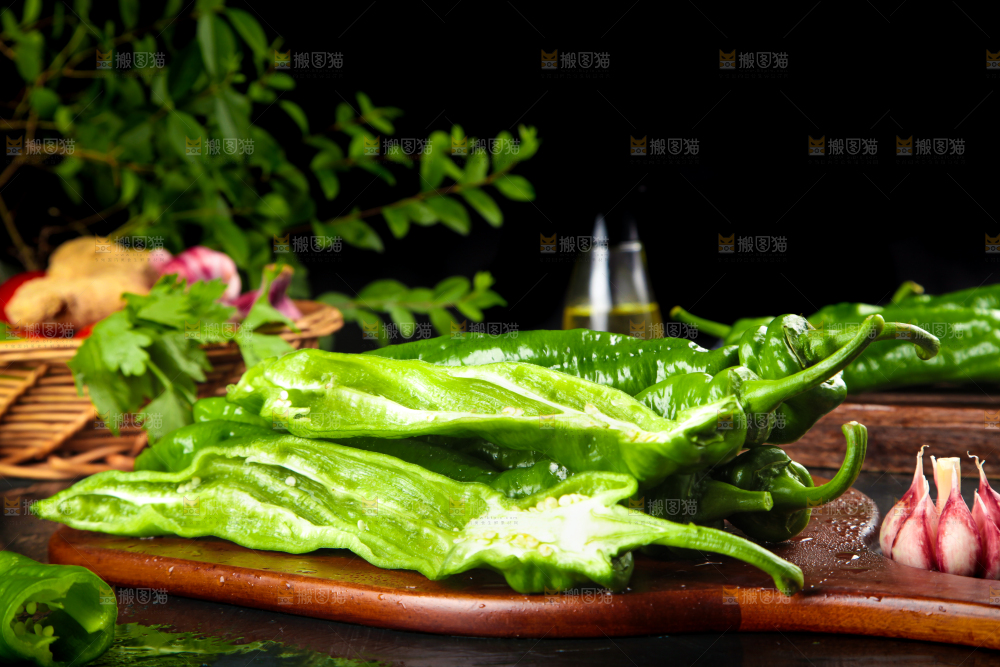 木板上放着青螺丝椒