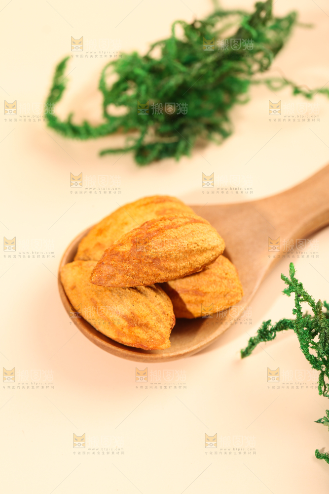 勺子里的薄壳巴旦木