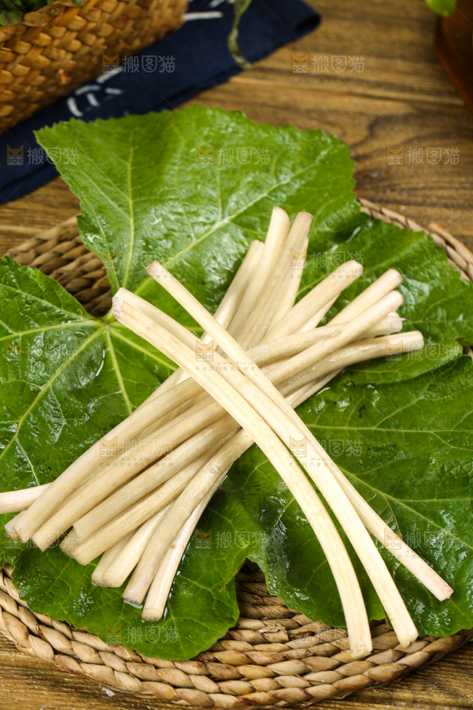 荷叶上放着洪湖藕带