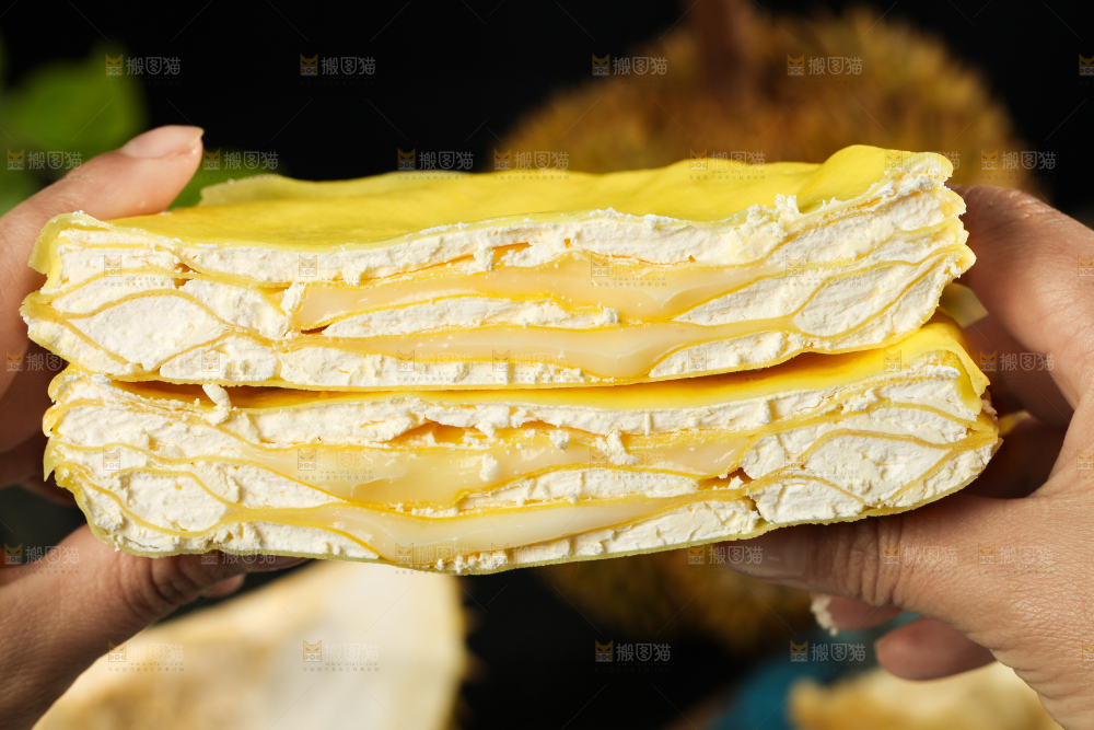手里拿着榴莲千层饼